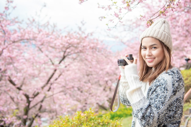 La donna attraente sta godendo con cherry blossom a matsuda, in giappone