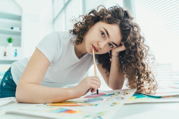 Foto la donna attraente che dipinge un quadro