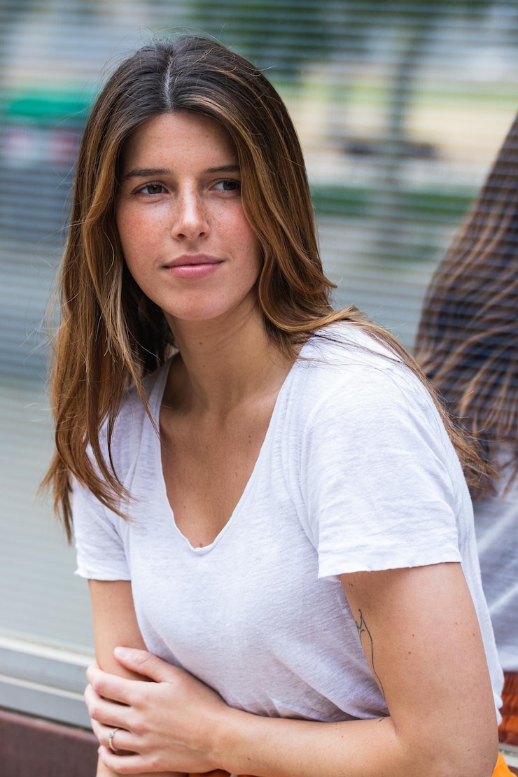 Photo attractive woman standing near modern building wall on street