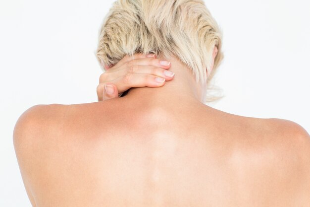 Foto donna attraente che soffre di dolore al collo