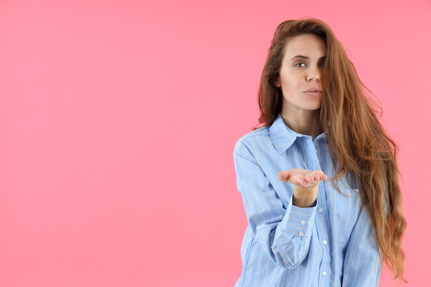 Donna attraente in t-shirt su sfondo rosa