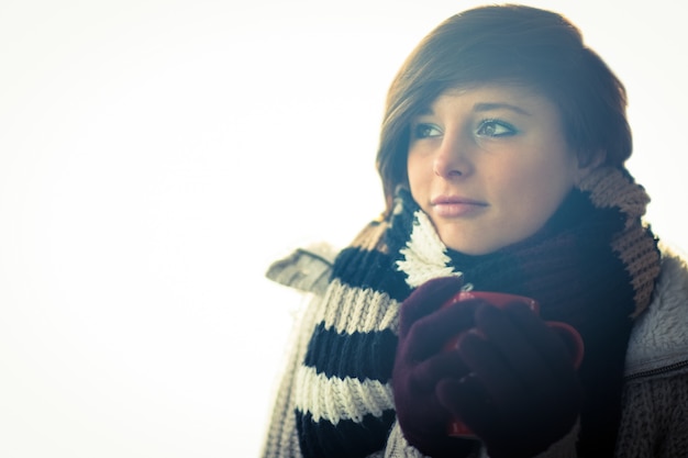 Foto donna attraente che indossa vestiti caldi