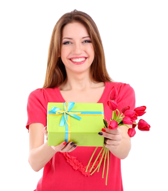 Привлекательная женщина с подарочной коробкой и цветами, изолированная на белом
