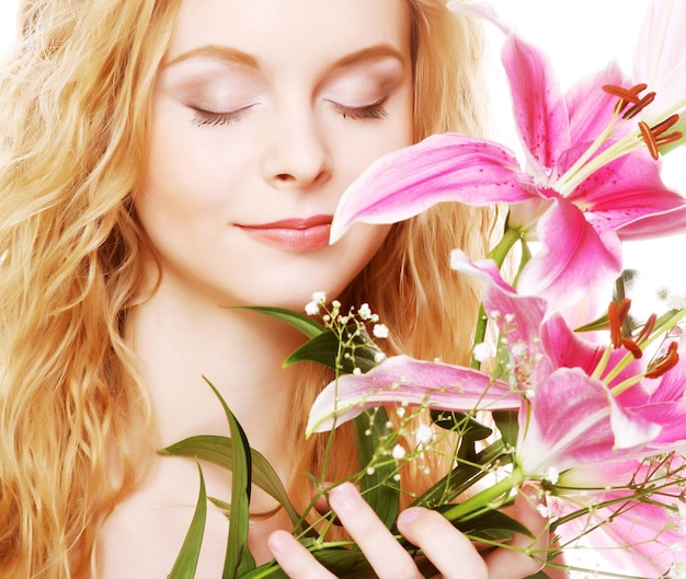 Foto donna attraente con fiori rosa da vicino