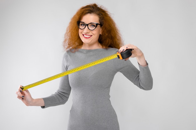 Photo attractive woman with ruler