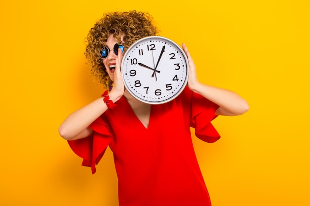 Photo attractive woman with short curly hair with clocks