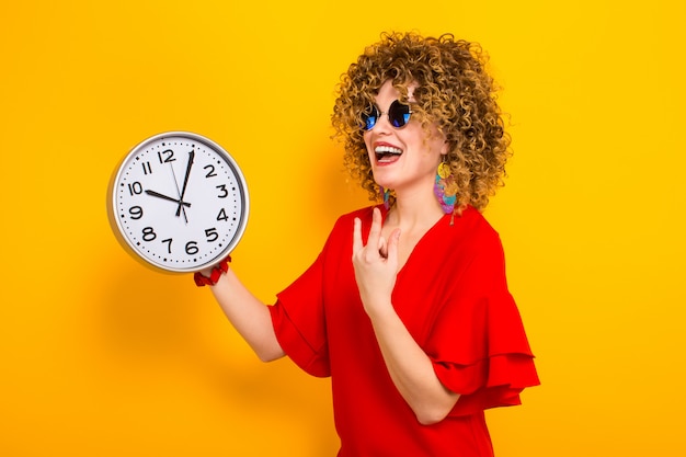 Photo attractive woman with short curly hair with clocks