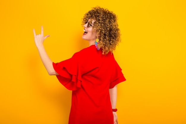 Foto donna attraente con i capelli corti ricci