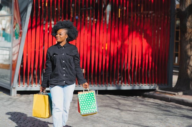 Photo attractive young african-american woman shopping