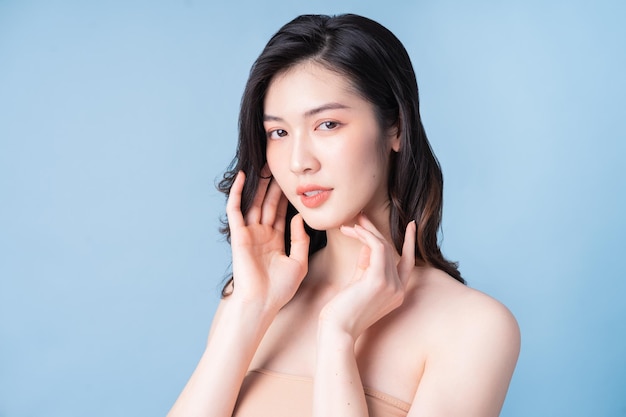 新鮮な肌を持つ魅力的な若いアジアの女性フェイスケアフェイシャルトリートメント女性美容肌白い背景に分離美容美容肌と化粧品のコンセプト