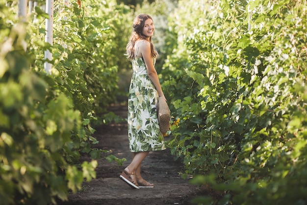 Attraente giovane donna bionda con bouquet di girasoli. concetto privo di allergie. femmina con fiori in estate.