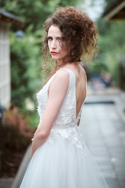 Фото Привлекательная молодая невеста позирует снаружи