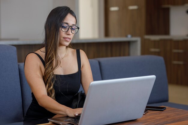 그녀의 부서 방에서 노트북 작업을 하는 매력적인 젊은 여성