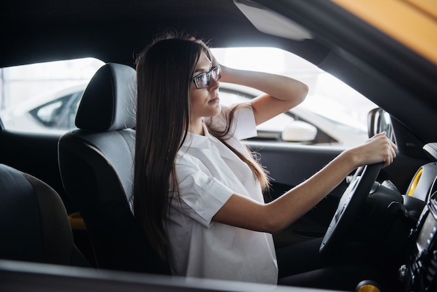 魅力的な若い白人女性