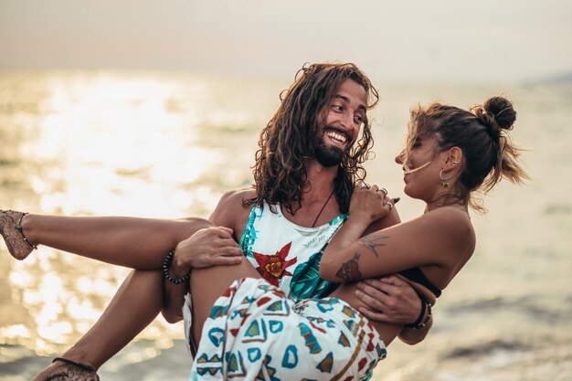 Foto attraente giovane coppia innamorata che si diverte sulla spiaggia