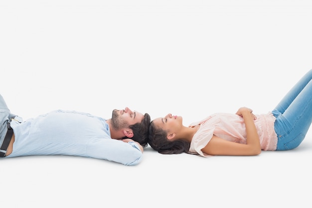 Photo attractive young couple lying down