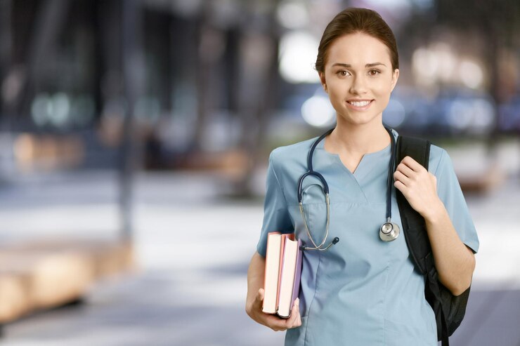 Photo attractive young female doctor with blurred outdoor on background