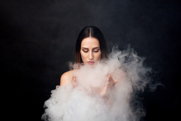 Фото Привлекательная молодая девушка и белый дым
