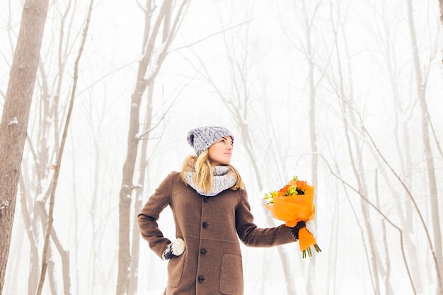Привлекательная молодая девушка зимой на открытом воздухе