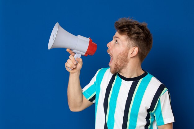 ストライプTシャツの魅力的な若い男