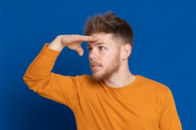 Photo attractive young guy with a yellow t-shirt