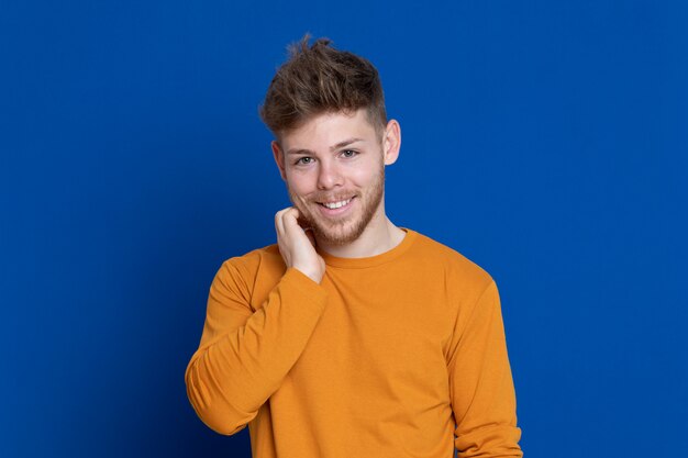 Photo attractive young guy with a yellow t-shirt