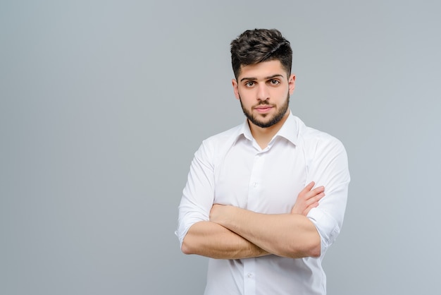 Foto giovane attraente in camicia bianca isolato su sfondo grigio