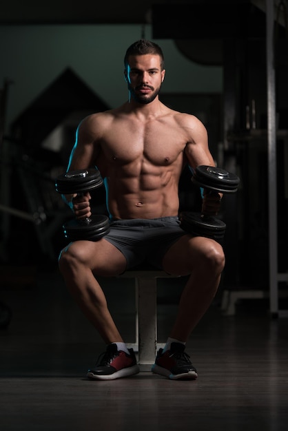 Photo attractive young model resting in gym afther exercise