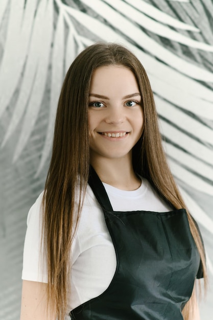 写真 魅力的な若いロシアの女の子のマニキュアマスターは、マスターの選択的な焦点のマニキュアとマニキュアの美容院の肖像画を専門的に行います