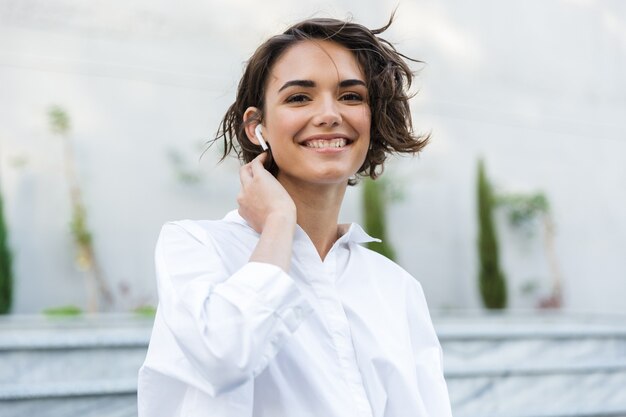 イヤホンで魅力的な若い女性