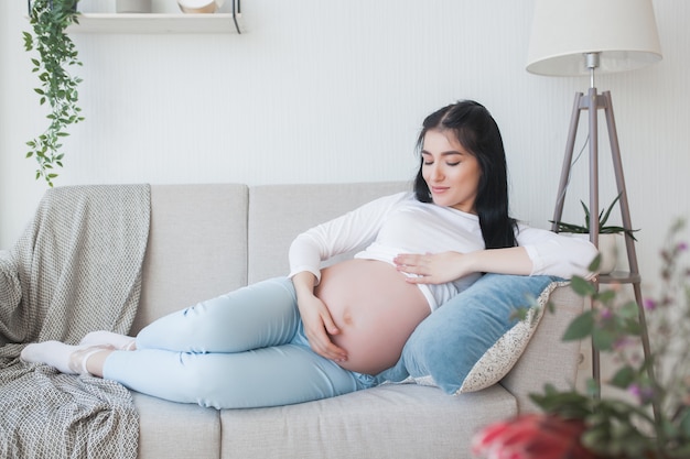 子供を期待して魅力的な若い女性