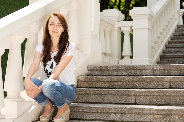 写真 階段に座っている魅力的な若い女性