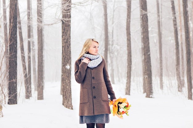 冬の屋外の魅力的な若い女性。雪と寒さ