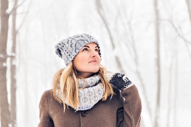 冬の屋外の魅力的な若い女性。雪と寒さ