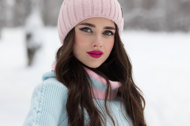 Привлекательная молодая женщина зимой на открытом воздухе