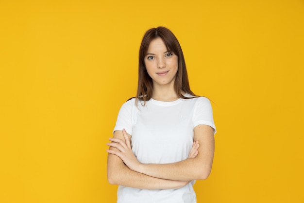 Photo attractive young woman on a yellow background