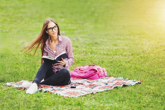 Photo attractive young womanstudent in plaid shirt