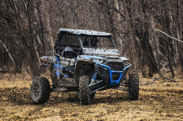 ATVの冒険。ダートトラックでのバギーエクストリームライド。 UTV