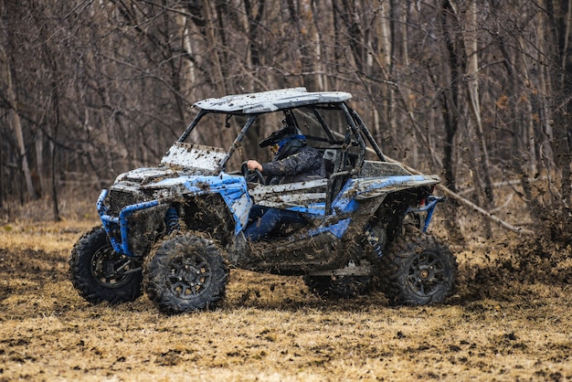 ATVの冒険。ダートトラックでのバギーエクストリームライド。 UTV