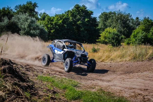 사진 먼지가 많은 모래 트랙에서 atv 및 utv 타기 아마추어 대회 4x4