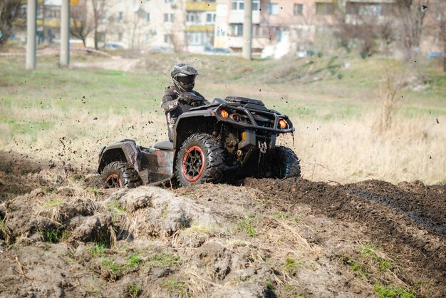 Ралли квадроцикла-багги ATV и внедорожника UTV в пыли с брызгами грязи Экстремальный адреналин 4x4