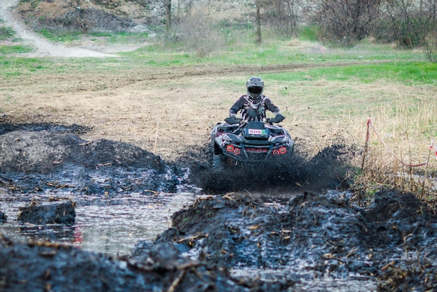 Ралли квадроцикла-багги ATV и внедорожника UTV в пыли с брызгами грязи Экстремальный адреналин 4x4