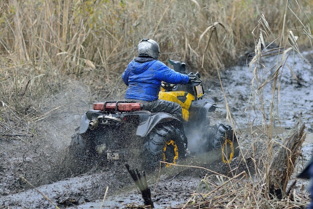 ATV- en UTV-offroad-voertuigen racen op een harde baan met modderspatten. Amateurcompetities. 4x4.