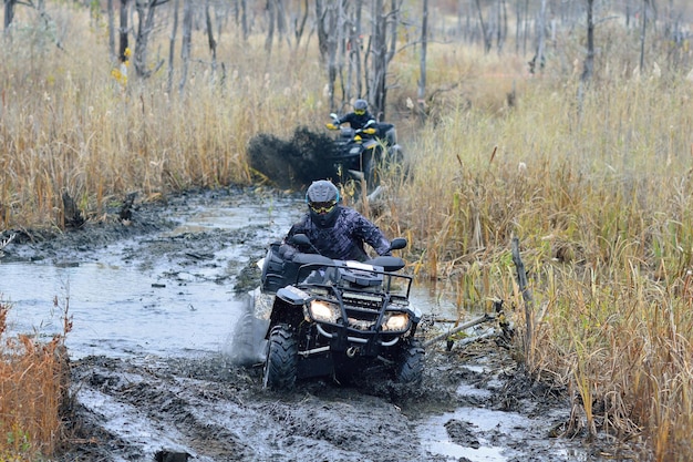 ATV- en UTV-rijder rijden in harde waterweg. Extreem offroad rijden. 4x4.