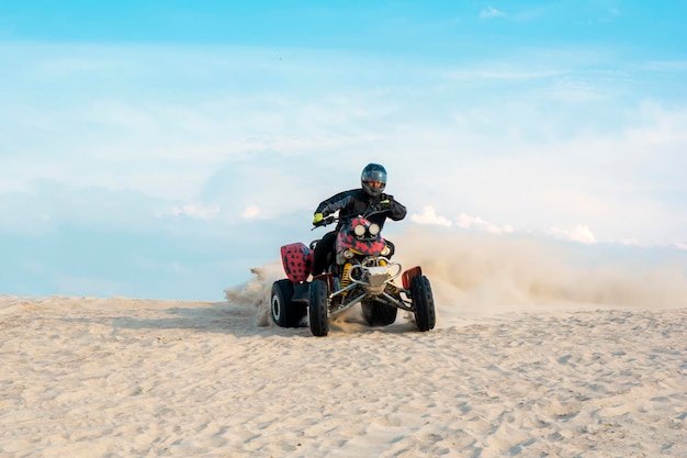 Atv-freeriden in extreme sporten in de zandgroeve