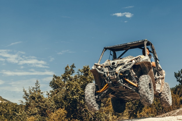 山でジャンプするATV