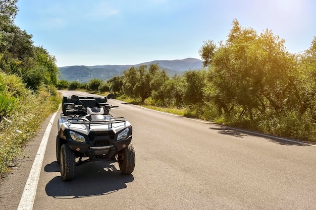 山と空の背景ギリシャのATVオフロード