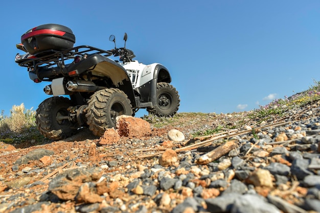 Atv offroad op berg- en luchtachtergrond