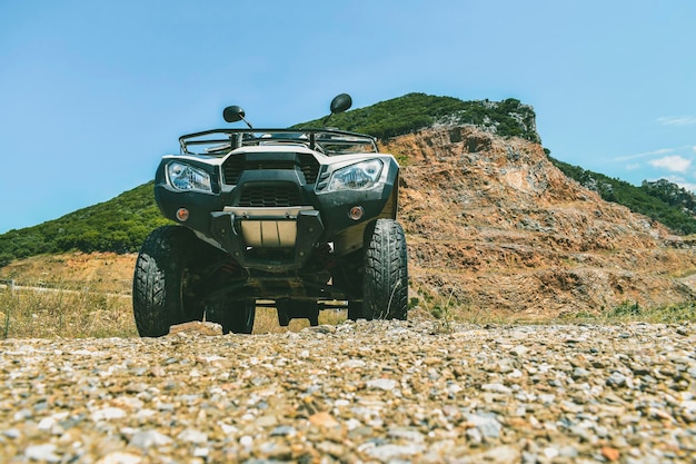 ATV offroad op berg- en luchtachtergrond