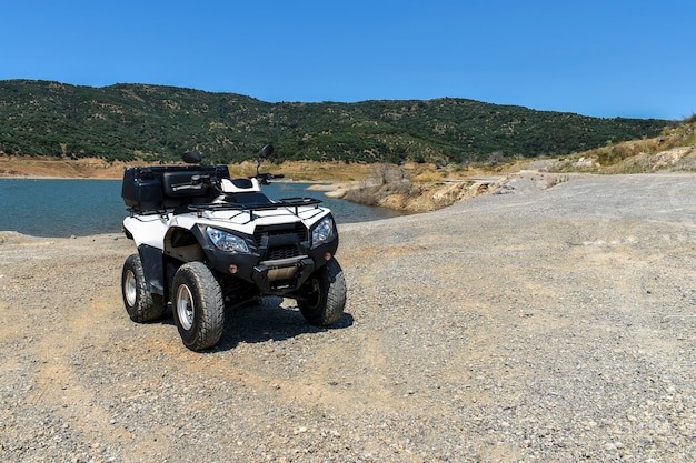 ATV offroad op berg- en luchtachtergrond